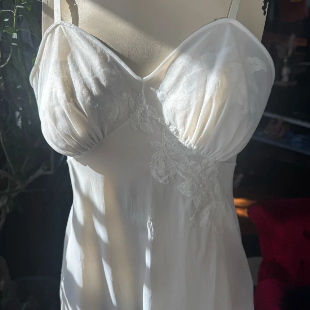 Elegant Vintage 1960’s White Lace Slip Dress with Floral Lace Details - Picture 3 of 12